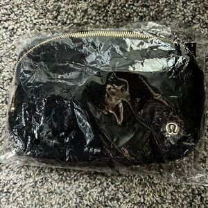 New Lululemon black Sherpa belt bag